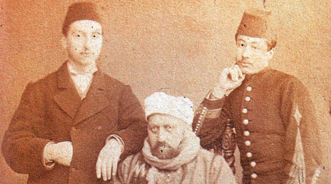 Sultan Abdülaziz İntihar Mı Etti. Mason Cinayeti Kurban Gitti. Abdülazizin Arkasında Duran Iki Görevli Sultanın Omuzuna Dirsek Dayamış şekilde Poz Veriyor